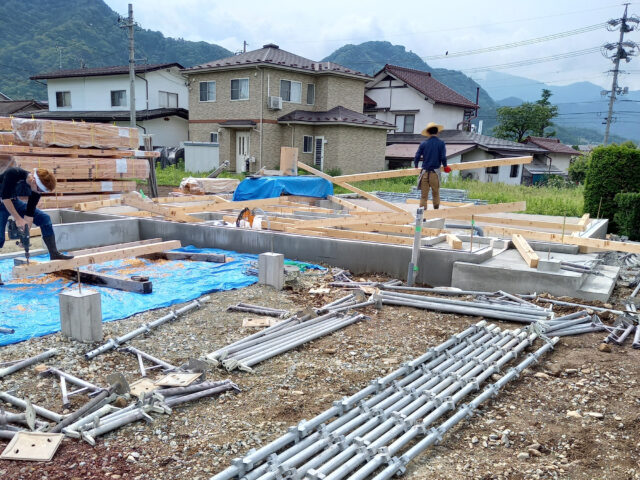 中野市の現場　土台敷き