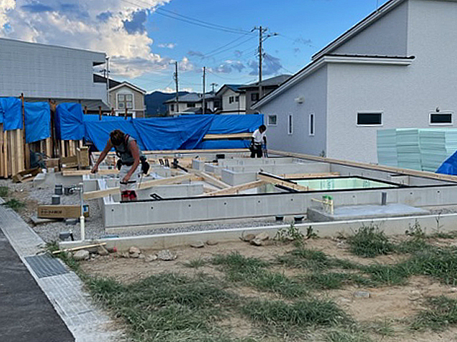 中野市二世帯住宅　新築現場　土台敷き