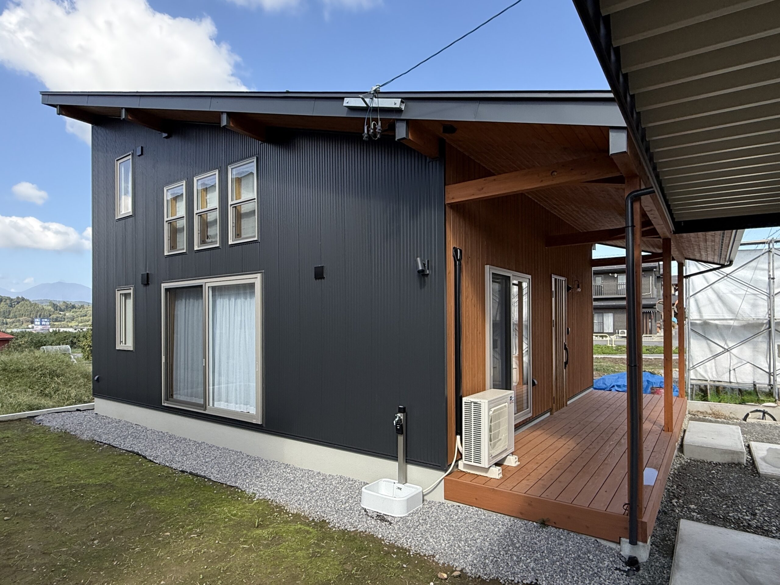 使い勝手のいい広いウッドデッキのある家